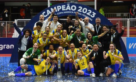 Brasil comemorando o título da Copa América - (Foto: Divulgação/Copa América de Futsal)