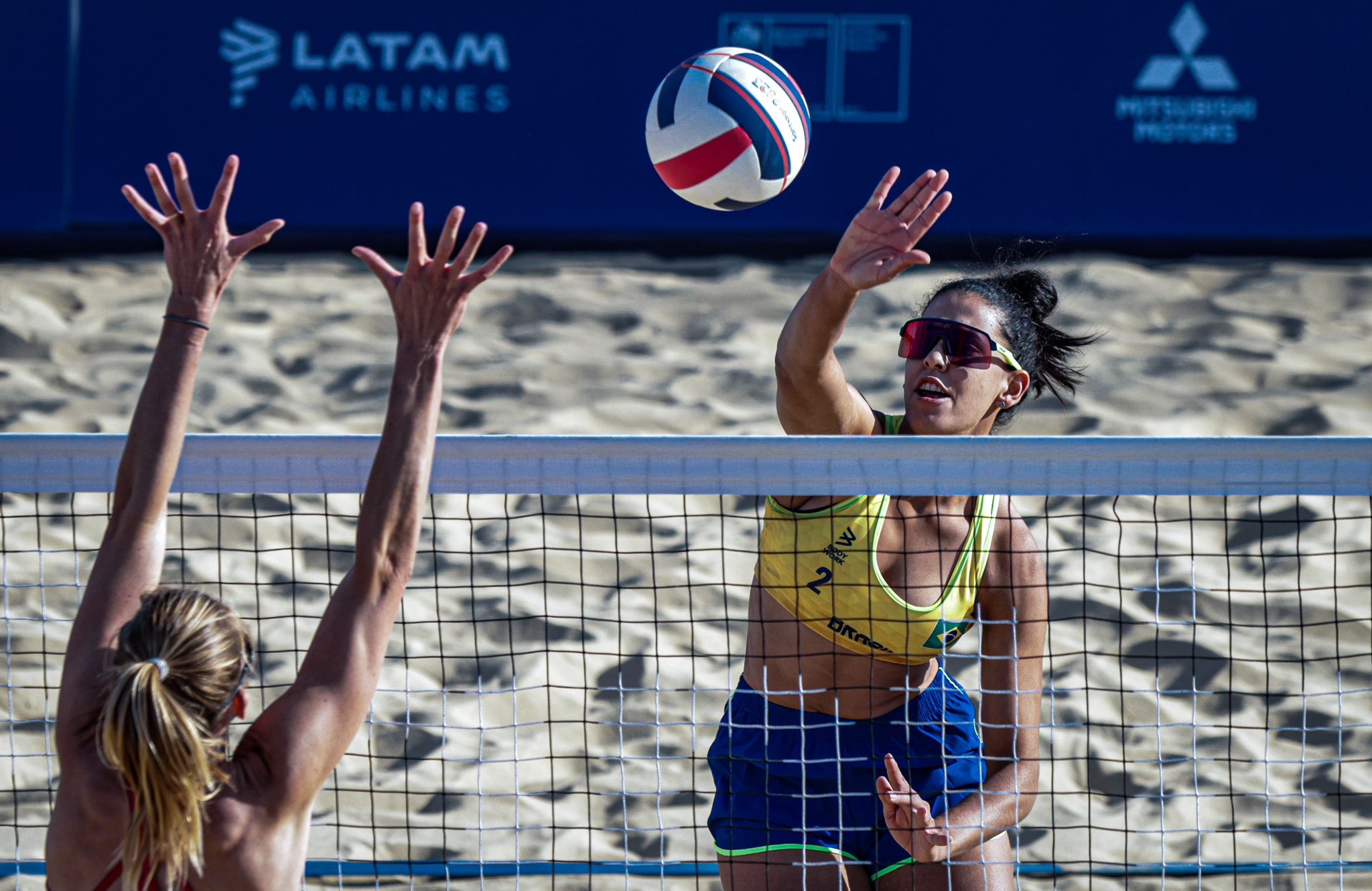 Duda atuando no Vôlei de Praia para o Brasil - (Foto: Wander Roberto/COB)