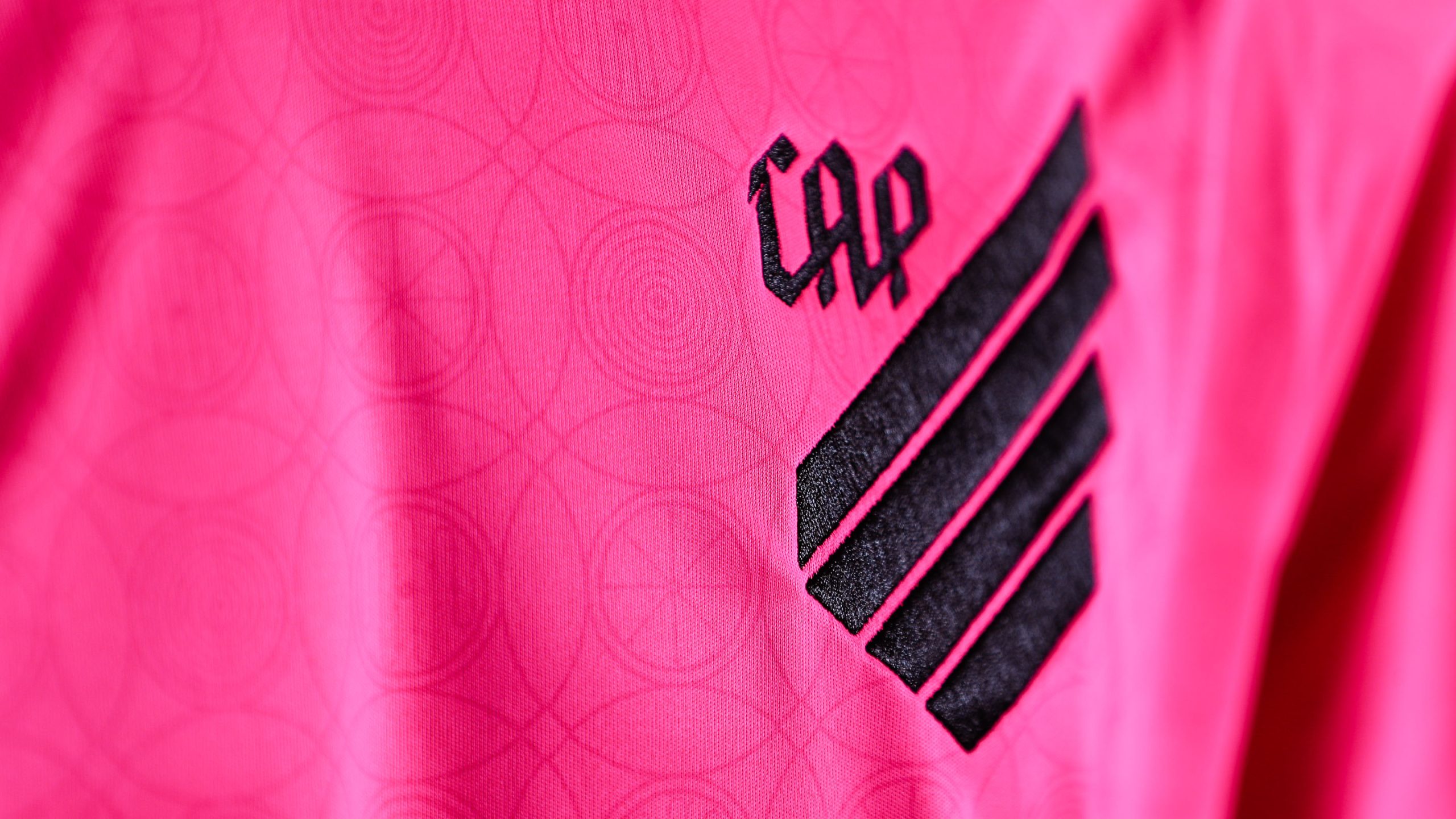 Camisa do Athletico em homenagem ao Outubro Rosa - (Foto: José Tramontin/Athletico)