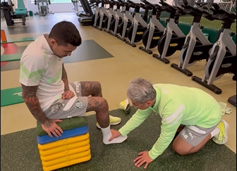 Palmeiras: Dudu apresenta evolução em recuperação e aparece em vídeo colocando o pé no chão. (Foto: Reprodução/Redes Sociais)