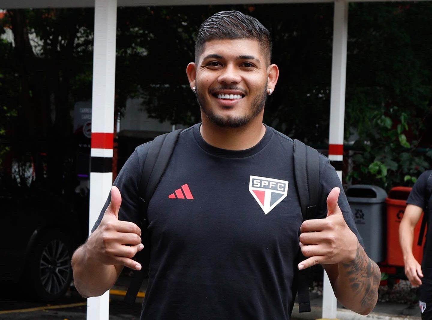 Erison viajando com o elenco para a Goiânia (Foto: Rubens Chiri / saopaulofc)