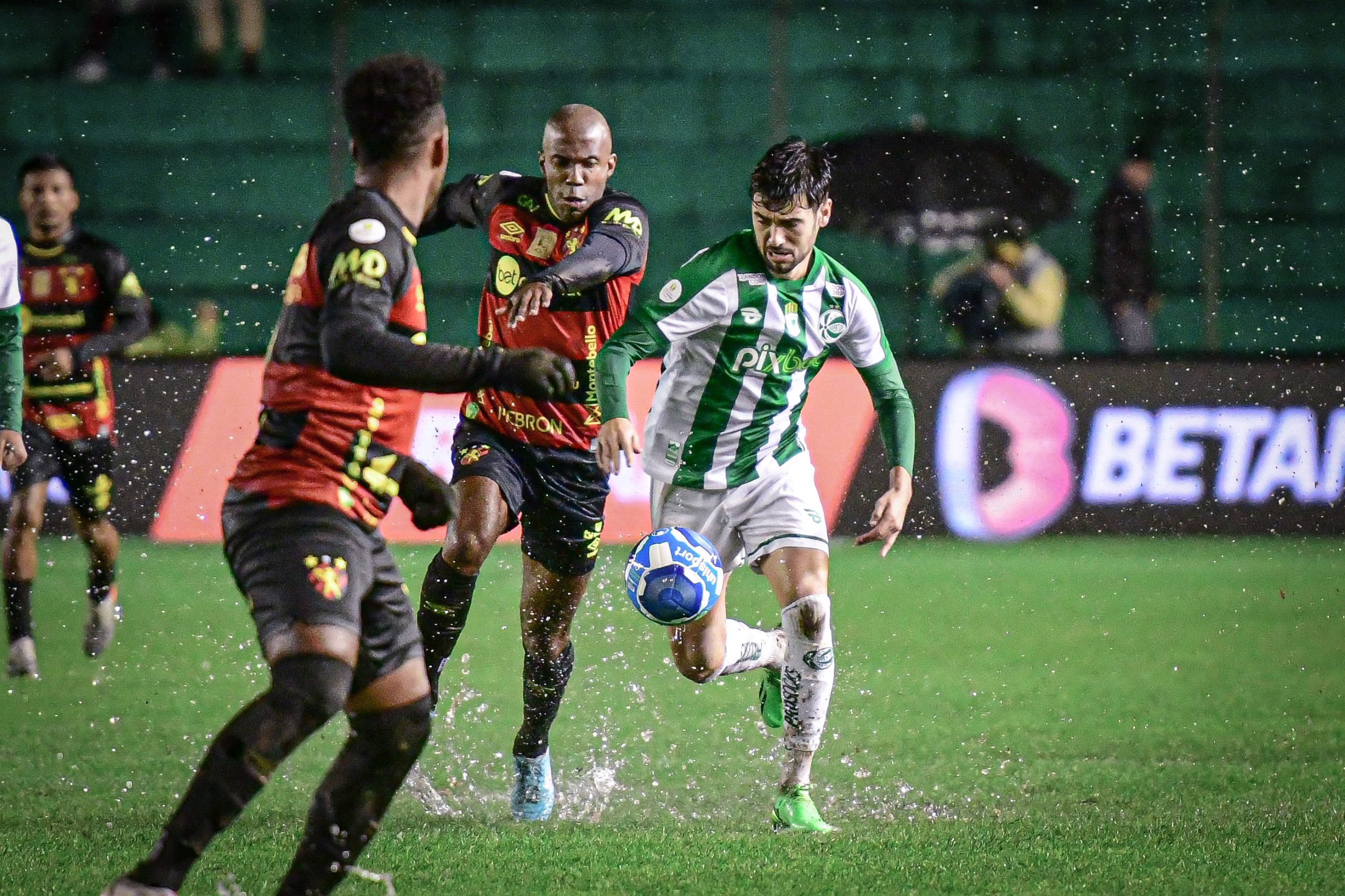 VÍDEO: Em meio a gramado encharcado, Juventude empata com Sport