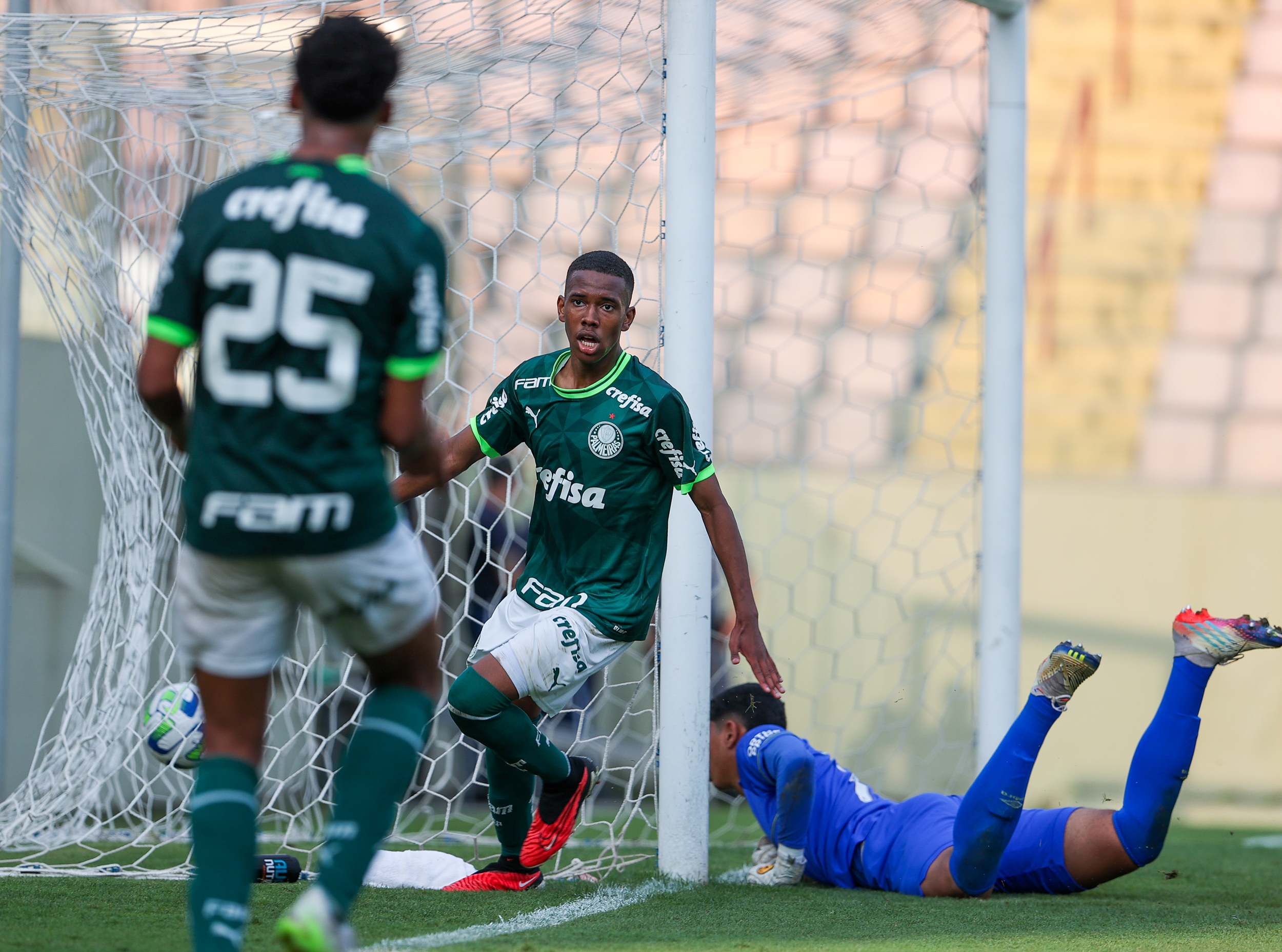 Atacante Estêvão em comemoração de um dos gols marcados diante do Fluminense. (FOTO: Fábio Menotti/Palmeiras).