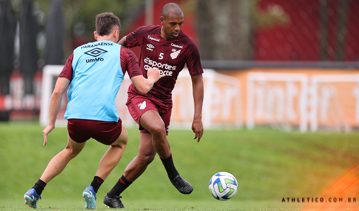 Fernandinho em treino do Athletico - (Foto: Gustavo Oliveira/Athletico)