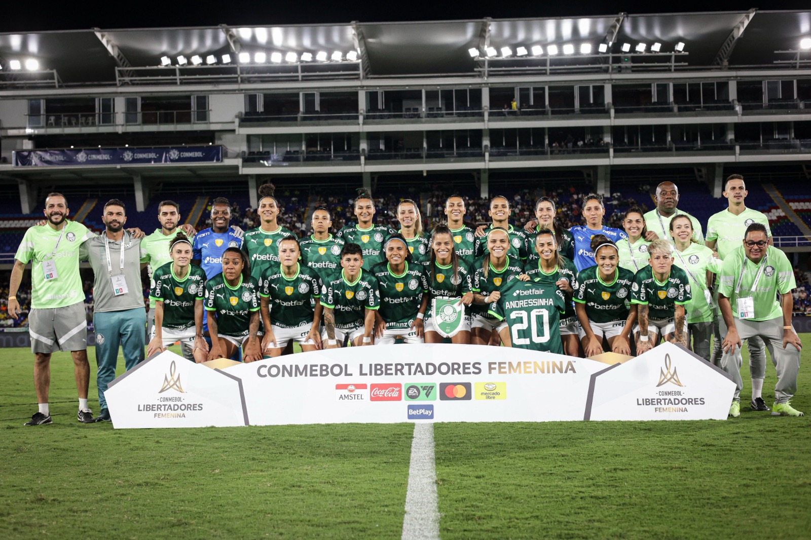 Delegação do Palmeiras que esteve presente na grande decisão da Libertadores feminina. (Foto: Divulgação/Staff Images Woman / CONMEBOL).