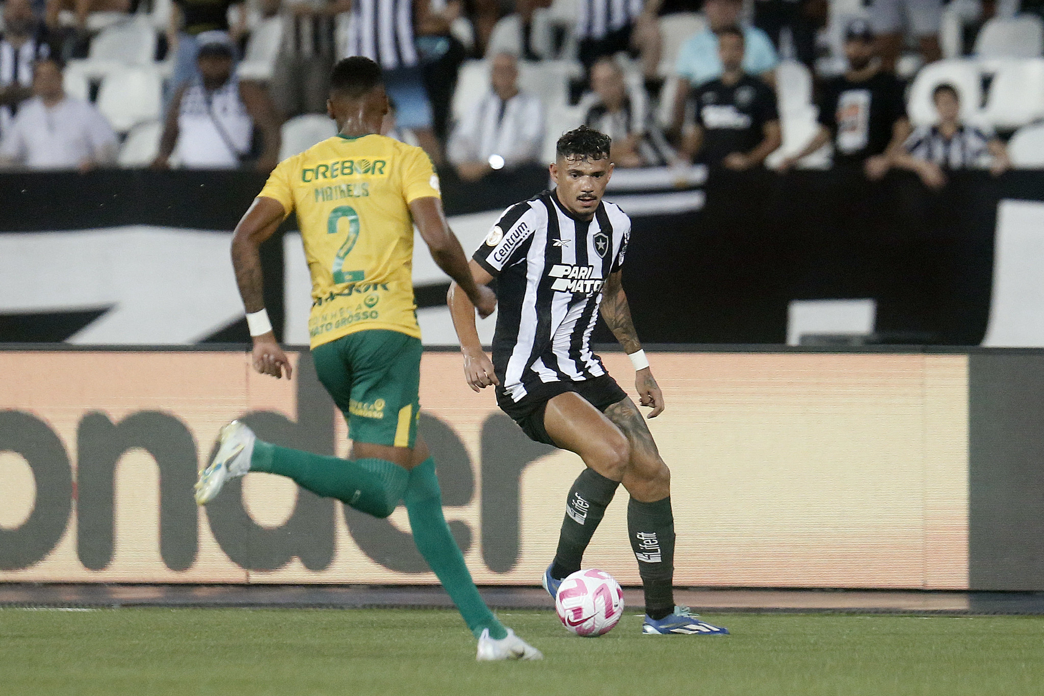Tiquinho se salva em derrota do Botafogo (Foto: Vítor Silva/BRF)