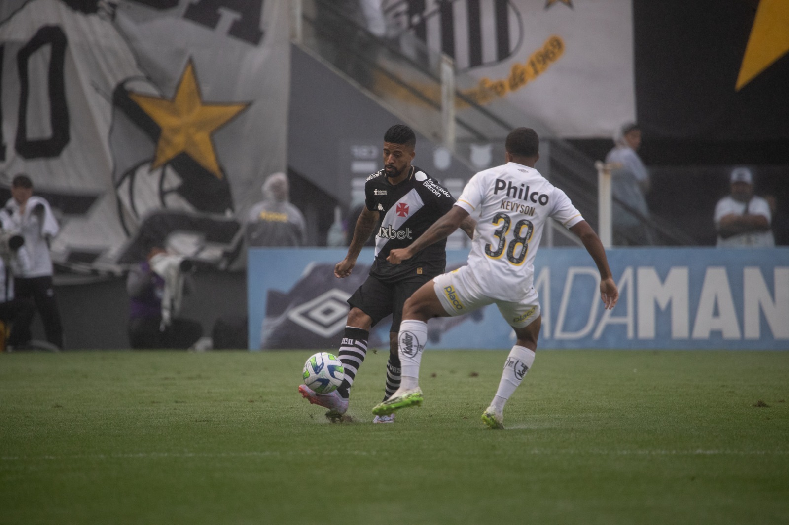 Coritiba domina o Athletico e vence o clássico Athletiba no Couto