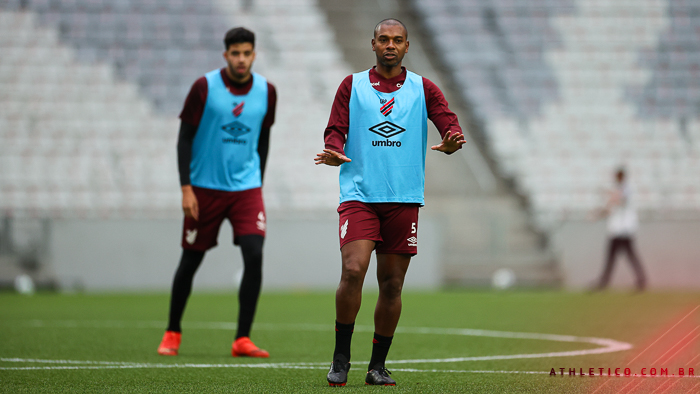 Fernandinho em treino do Athletico na Ligga Arena - (Foto: José Tramontin/Athletico)