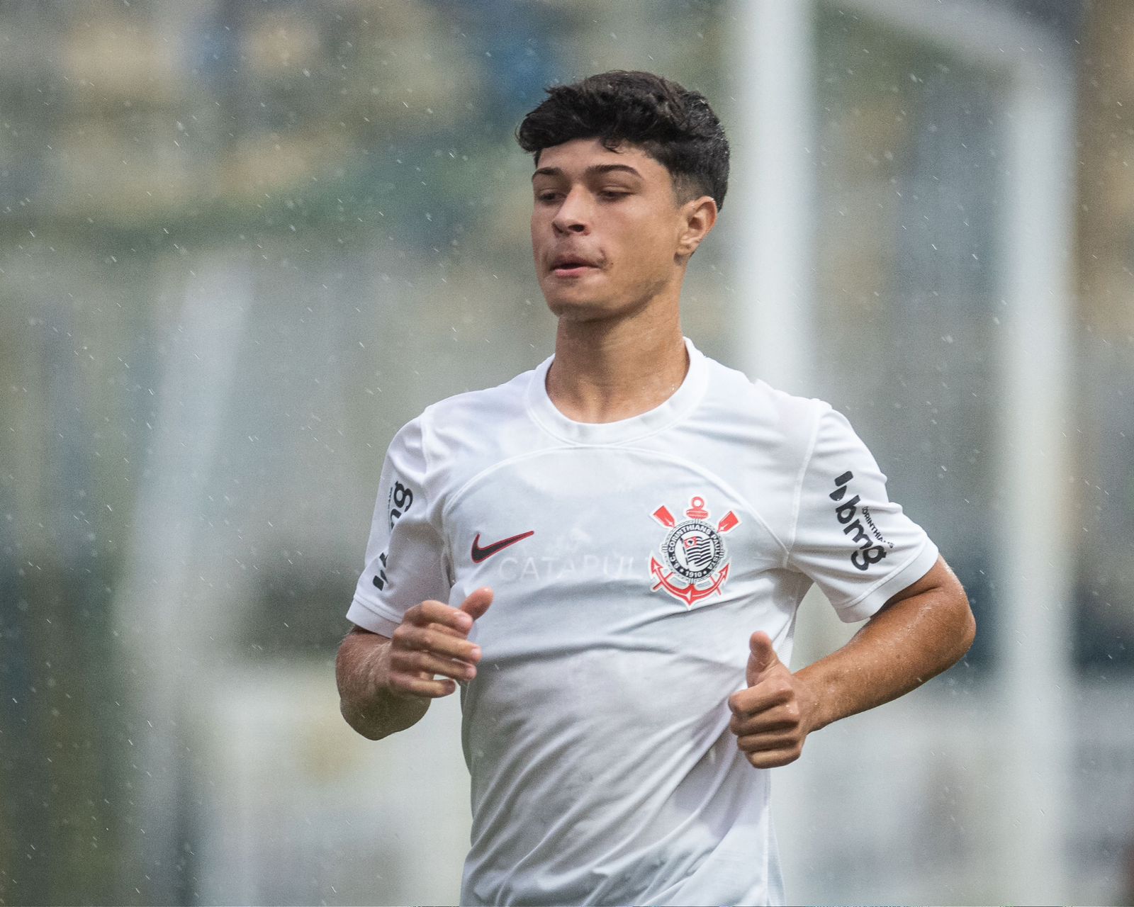 Gabriel Caipira, do sub-20 do Corinthians, celebra gol olímpico no Derby. (Foto: Ronaldo Barreto)