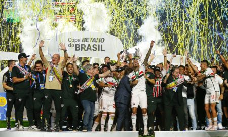 Jogadores do São Paulo comemorando o título da Copa do Brasil (Foto: Ricardo Moreira/Getty Images)