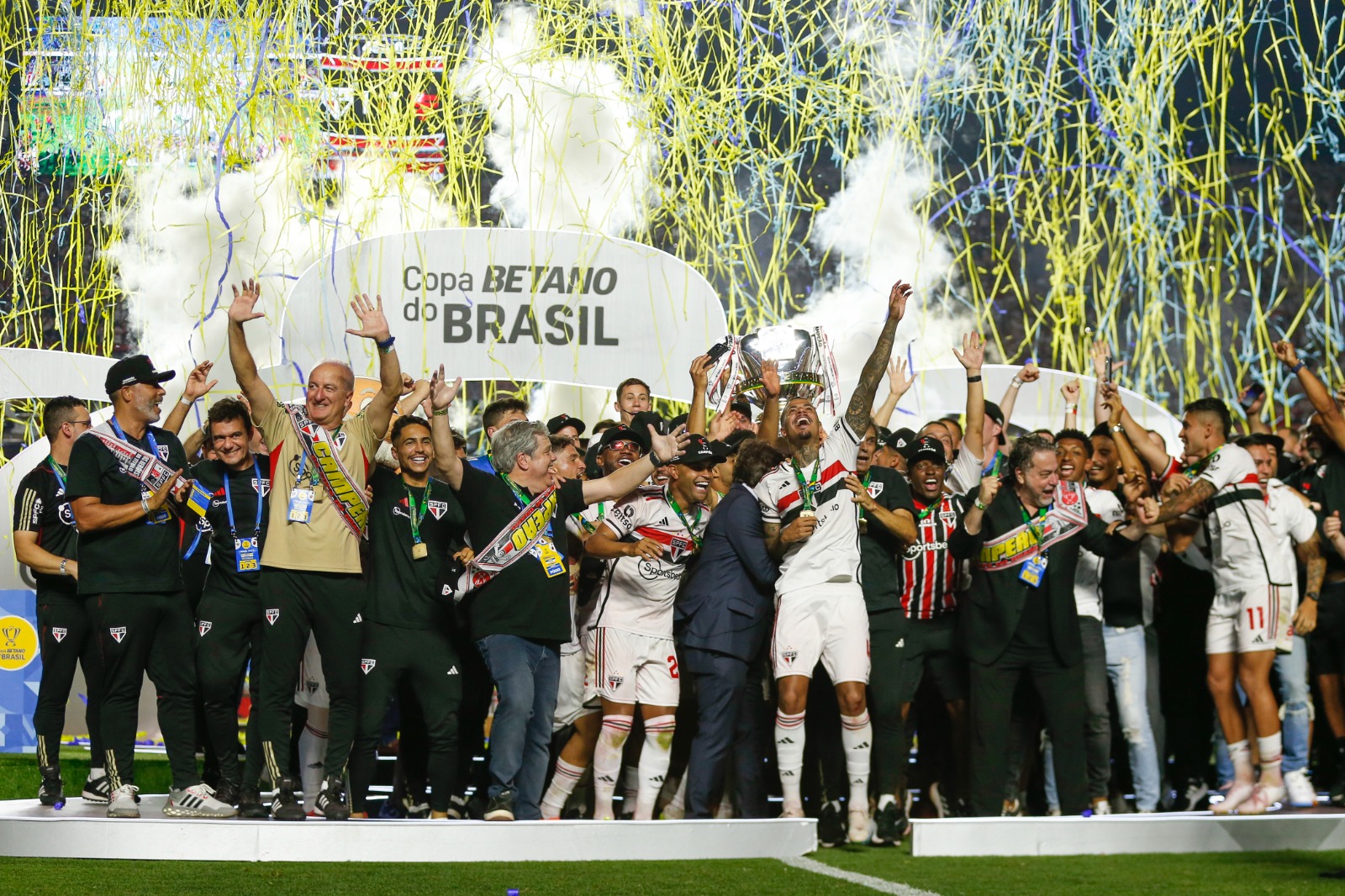 Jogadores do São Paulo comemorando o título da Copa do Brasil (Foto: Ricardo Moreira/Getty Images)