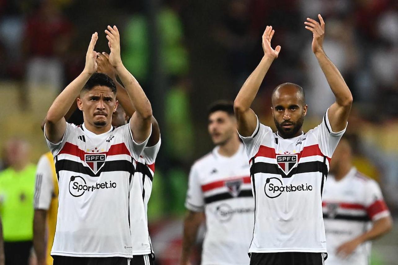 Lucas Moura e Pablo Maia após partida pelo São Paulo (Foto: MAURO PIMENTEL/AFP via Getty Images)