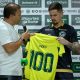 Tadeu recebe camisa em homenagem aos 100 jogos na Serrinha Foto: Rosiron Rodrigues/Goiás EC