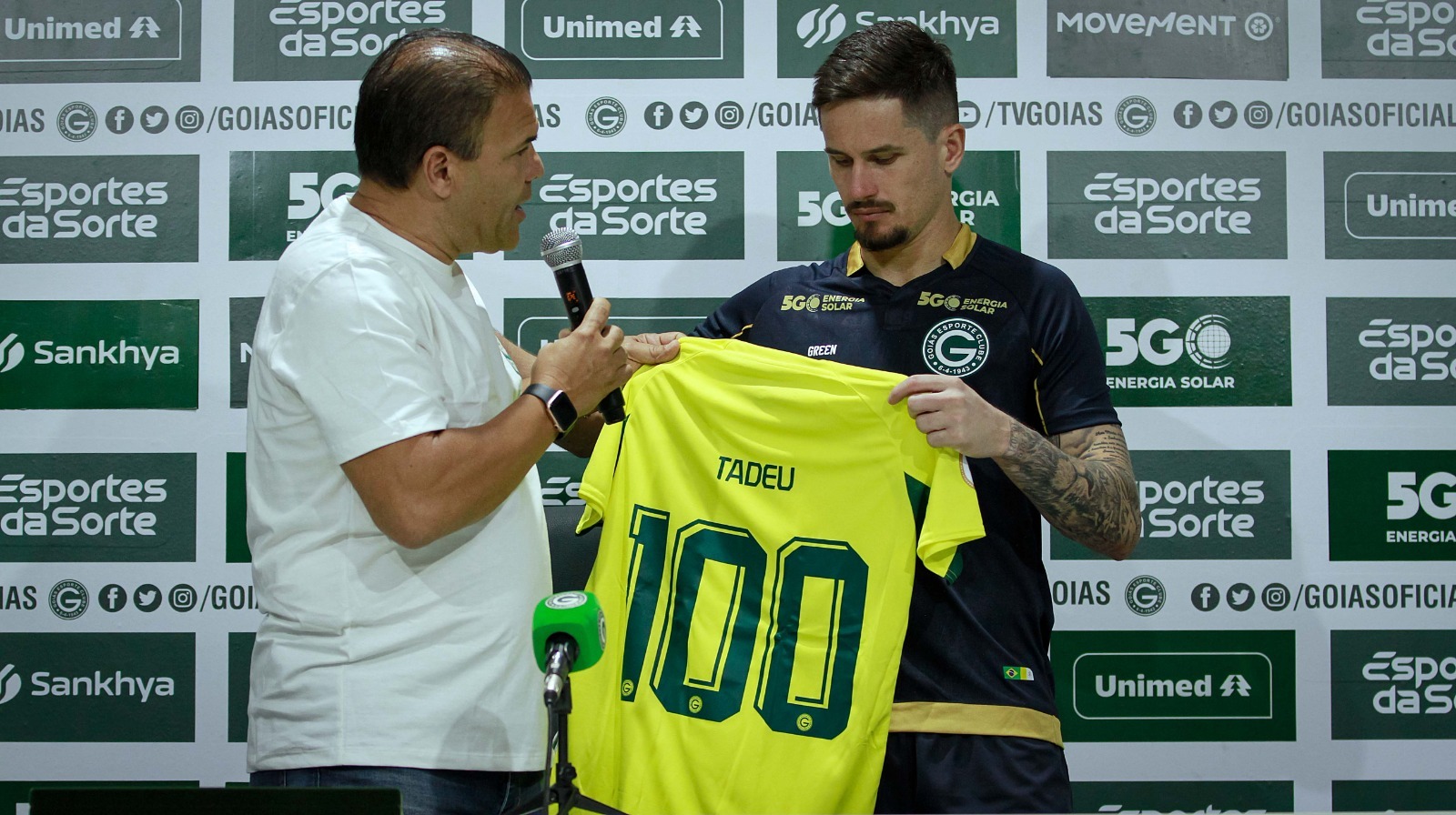 Tadeu recebe camisa em homenagem aos 100 jogos na Serrinha Foto: Rosiron Rodrigues/Goiás EC