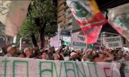 Antes de reunião do Conselho, torcida protesta na porta da sede social do Palmeiras. (Foto: Reprodução)