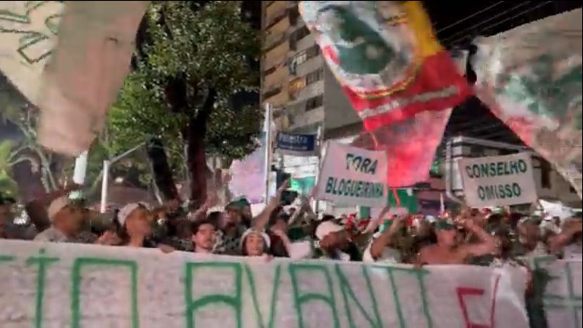 Antes de reunião do Conselho, torcida protesta na porta da sede social do Palmeiras. (Foto: Reprodução)