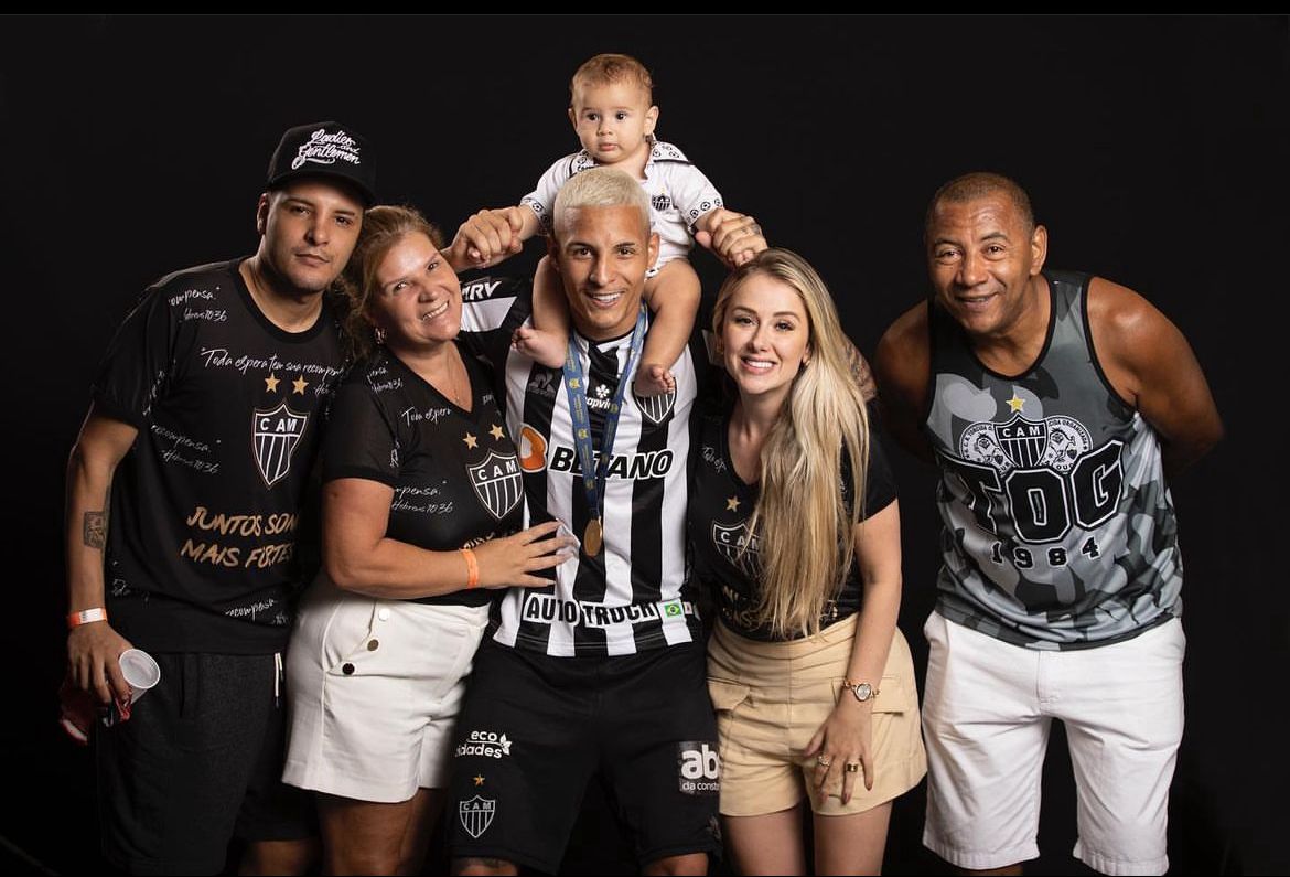 Arana com sua esposa e família em comemoração de título do Atlético.