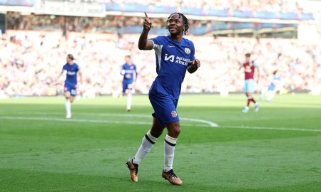 Sterling celebra gol do Chelsea (Foto: Matt McNulty/Getty Images)