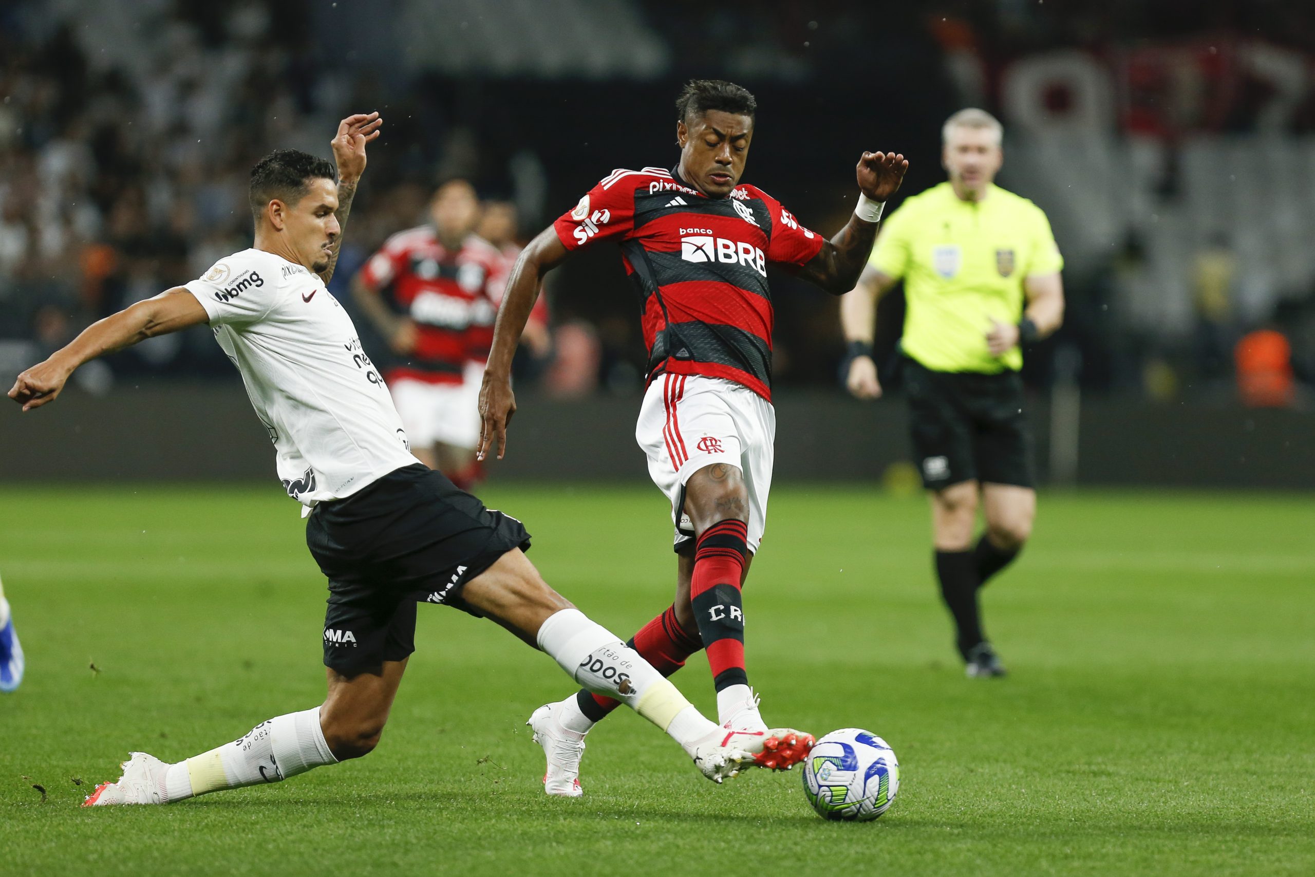 Corinthians sai atrás, mas arranca empate contra o Flamengo em