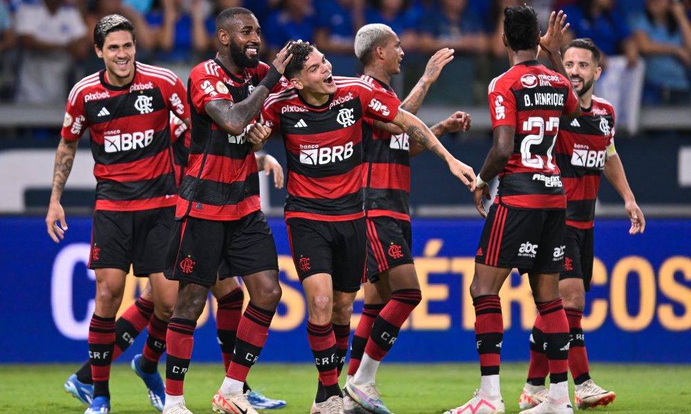 Ayrton Lucas desembarca no Rio e comemora acerto com o Flamengo: 'Não vai  faltar garra', Flamengo