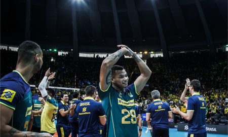 Darlan agradecendo a torcida brasileiro no Maranãzinho pelo Pré Olímpico