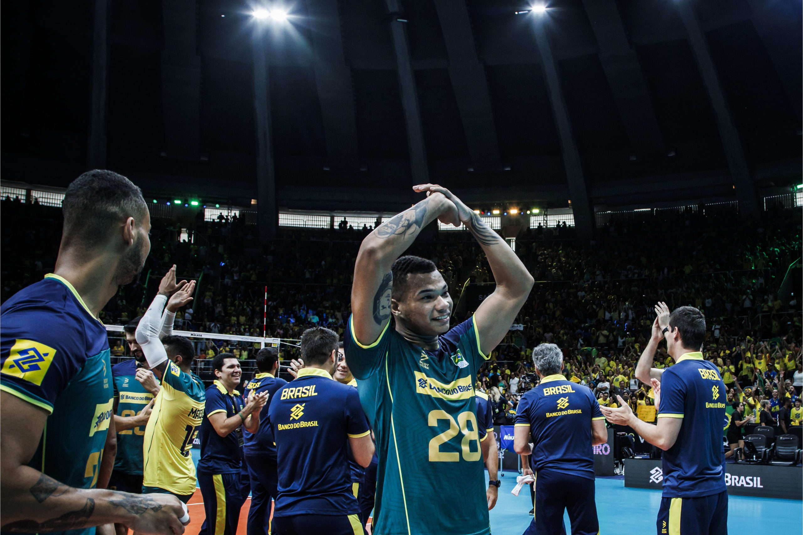 Darlan agradecendo a torcida brasileiro no Maranãzinho pelo Pré Olímpico