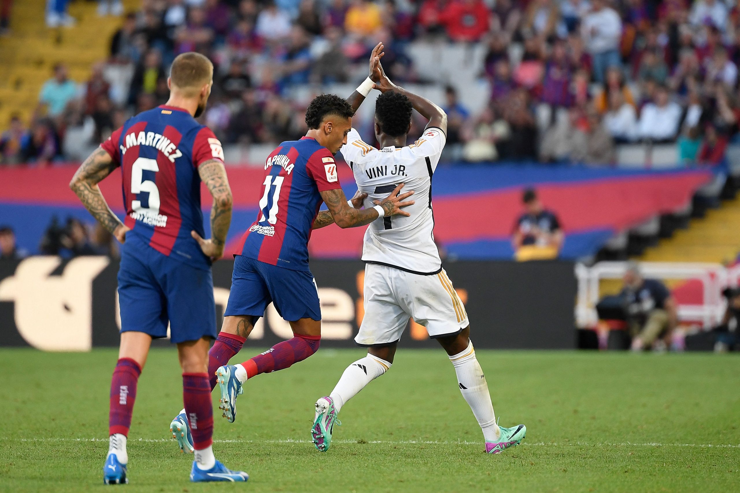 Vinicius Júnior é alvo de insultos racistas em jogo contra o Barcelona (Photo by Josep LAGO / AFP) (Photo by JOSEP LAGO/AFP via Getty Images)