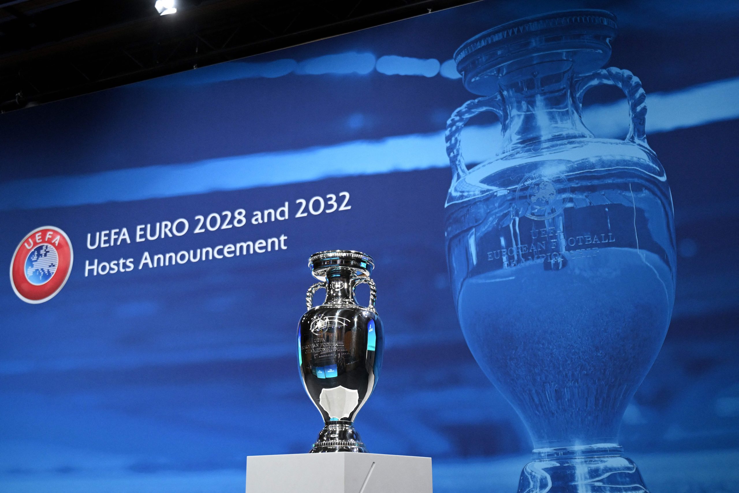 Uefa definiu as próximas sedes da Euro (Foto: FABRICE COFFRINI/AFP via Getty Images)