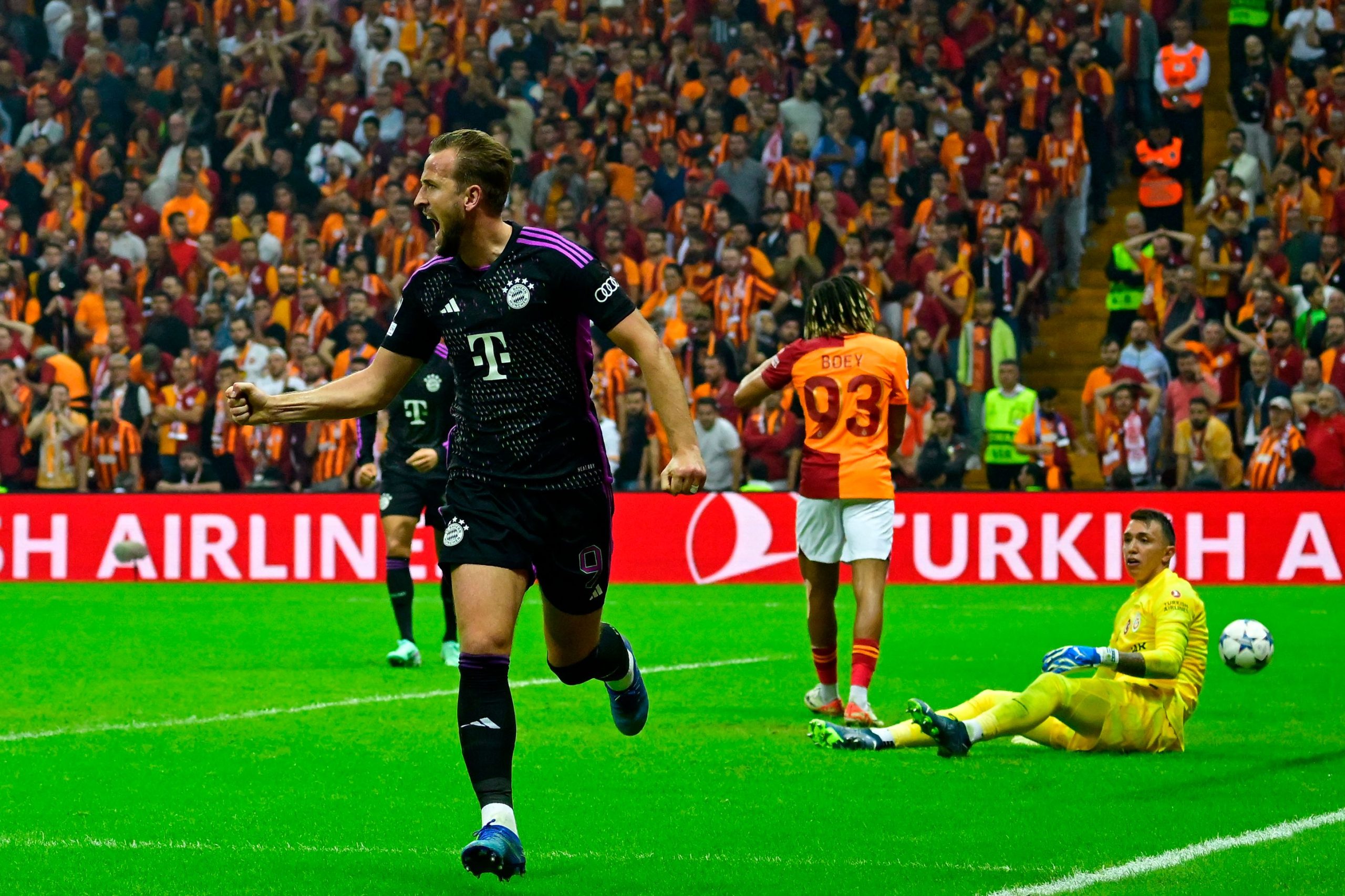 Kane celebra o gol do Bayern de Munique (Foto: YASIN AKGUL/AFP via Getty Images))