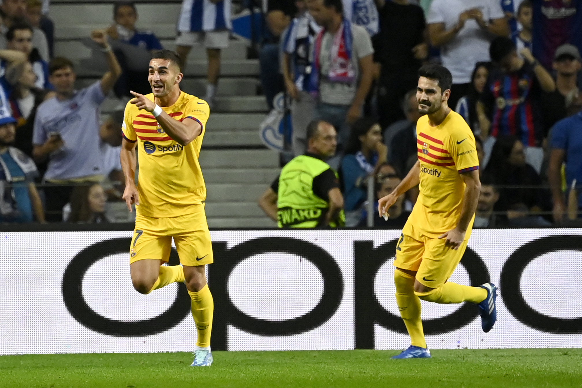 Ferrán Torres comemora gol marcado pelo Barcelona (Foto: MIGUEL RIOPA/AFP via Getty Images)