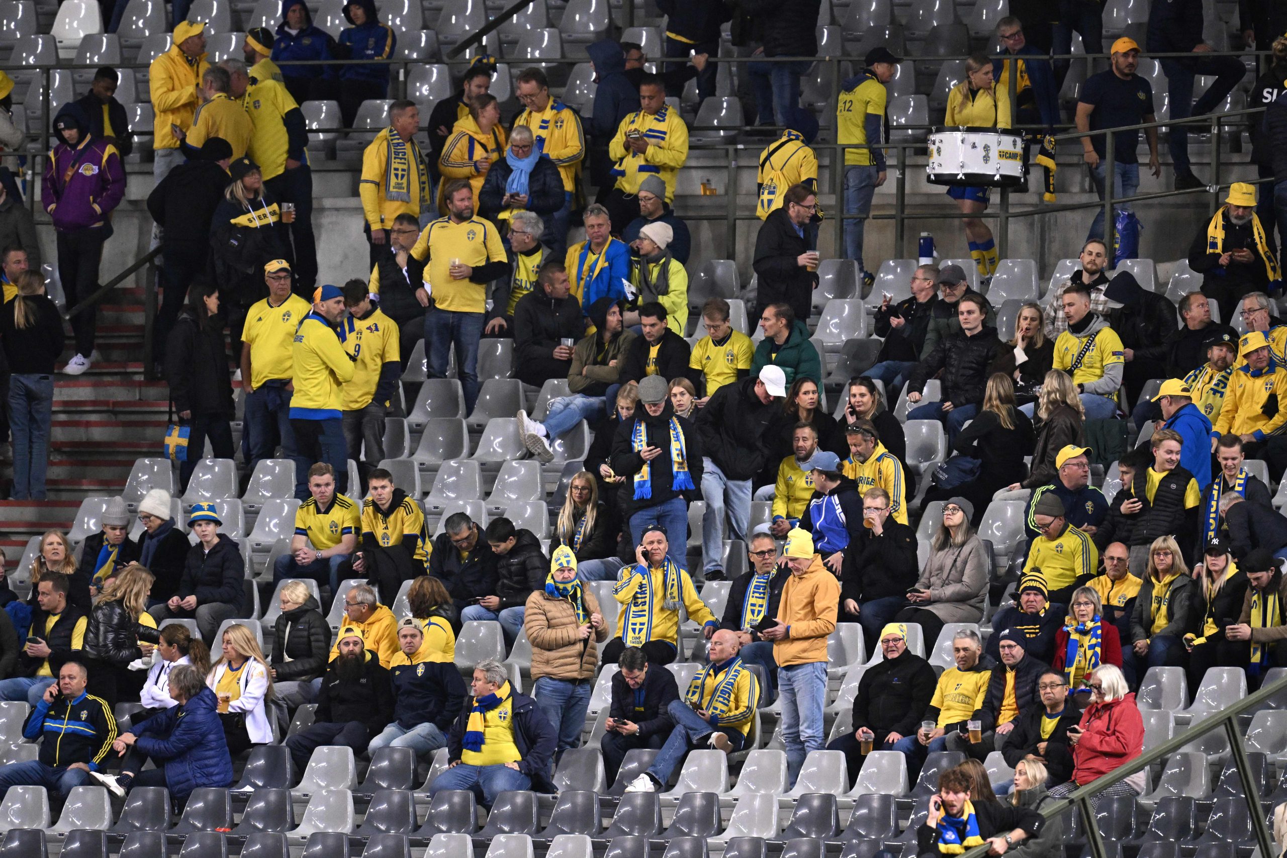 Torcedores da Suécia ficaram por horas no estádio após ataque na Bélgica (John Thys/AFP via Getty Images)