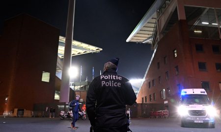Polícia faz a segurança nos arredores do estádio (Foto: JOHN THYS/AFP via Getty Images)
