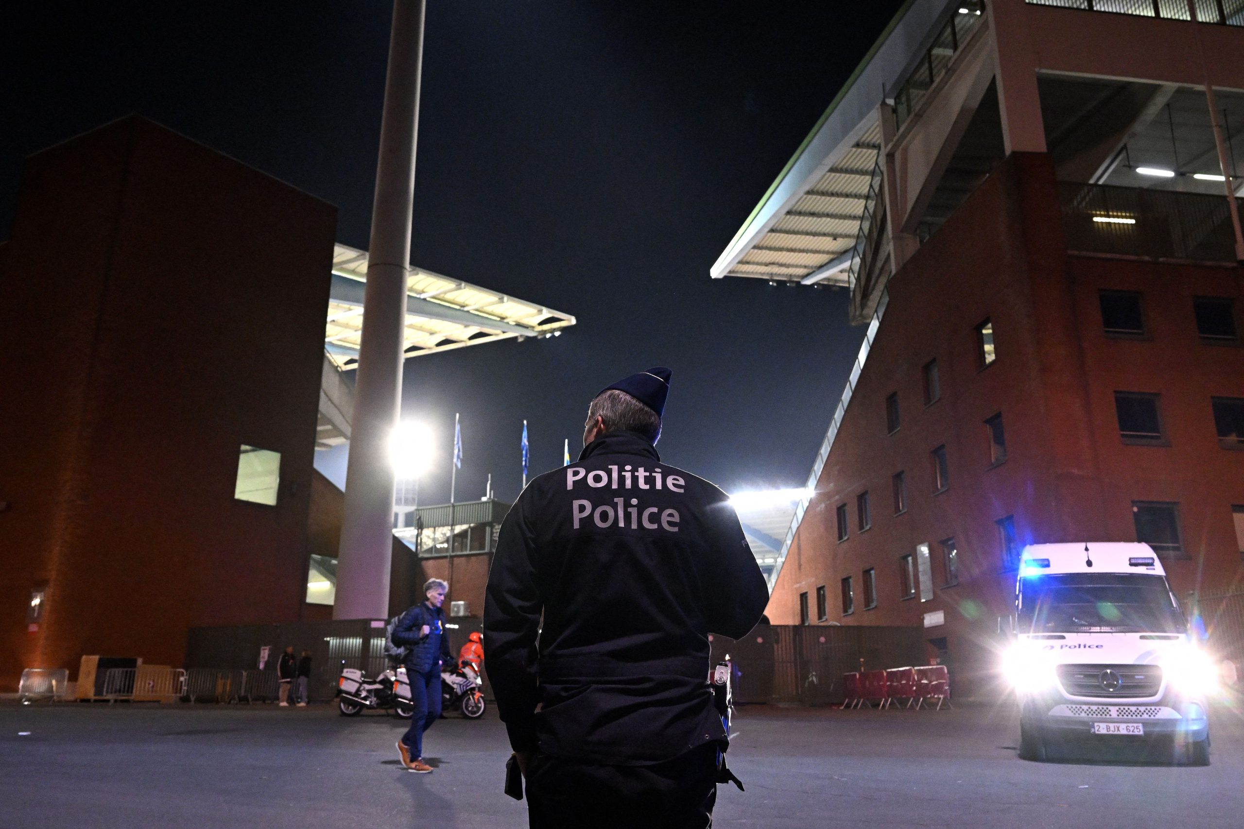 Polícia faz a segurança nos arredores do estádio (Foto: JOHN THYS/AFP via Getty Images)