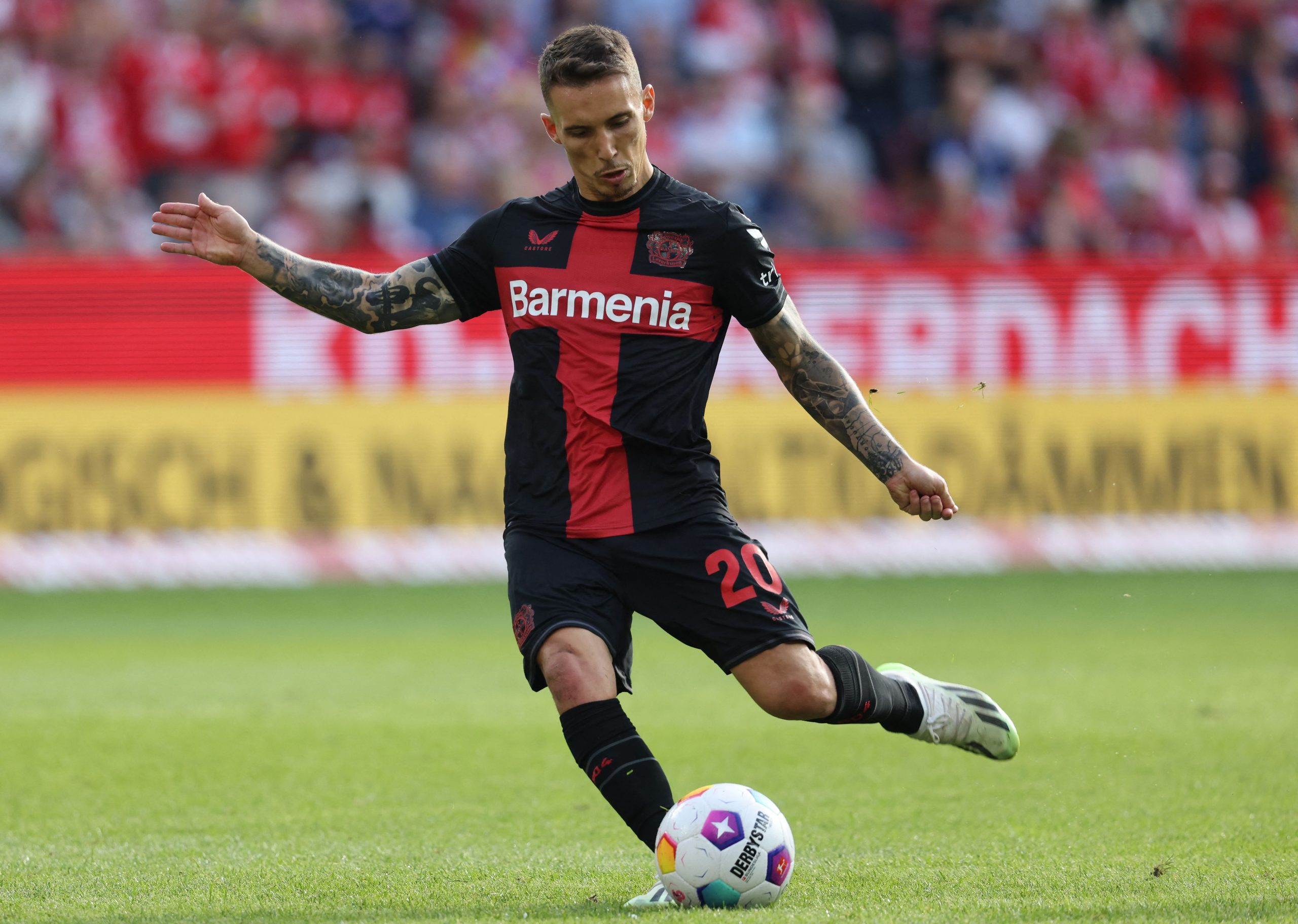 Grimaldo marcou um belo gol pelo Leverkusen (Foto: DANIEL ROLAND/AFP via Getty Images)