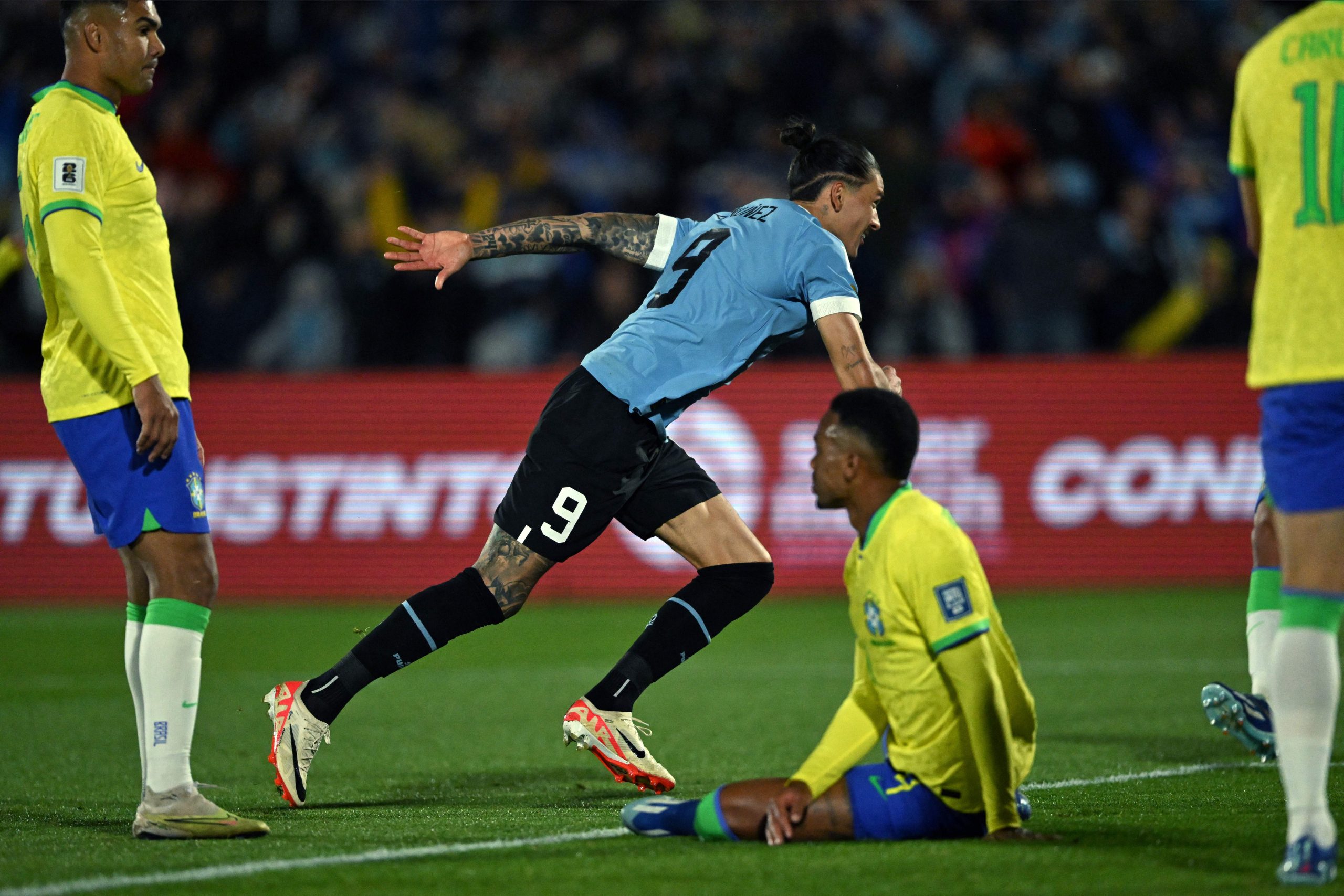 Darwin Núñez na vitória do Uruguai sobre o Brasil - (Foto: EITAN ABRAMOVICH/AFP via Getty Images)