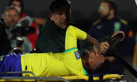 Lesão de Neymar na partida entre Brasil x Uruguai - (Foto: PABLO PORCIUNCULA/AFP via Getty Images)