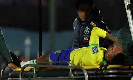 Neymar deixou gramado com fortes dores no joelho esquerdo (Pablo Porciuncula/AFP via Getty Images)
