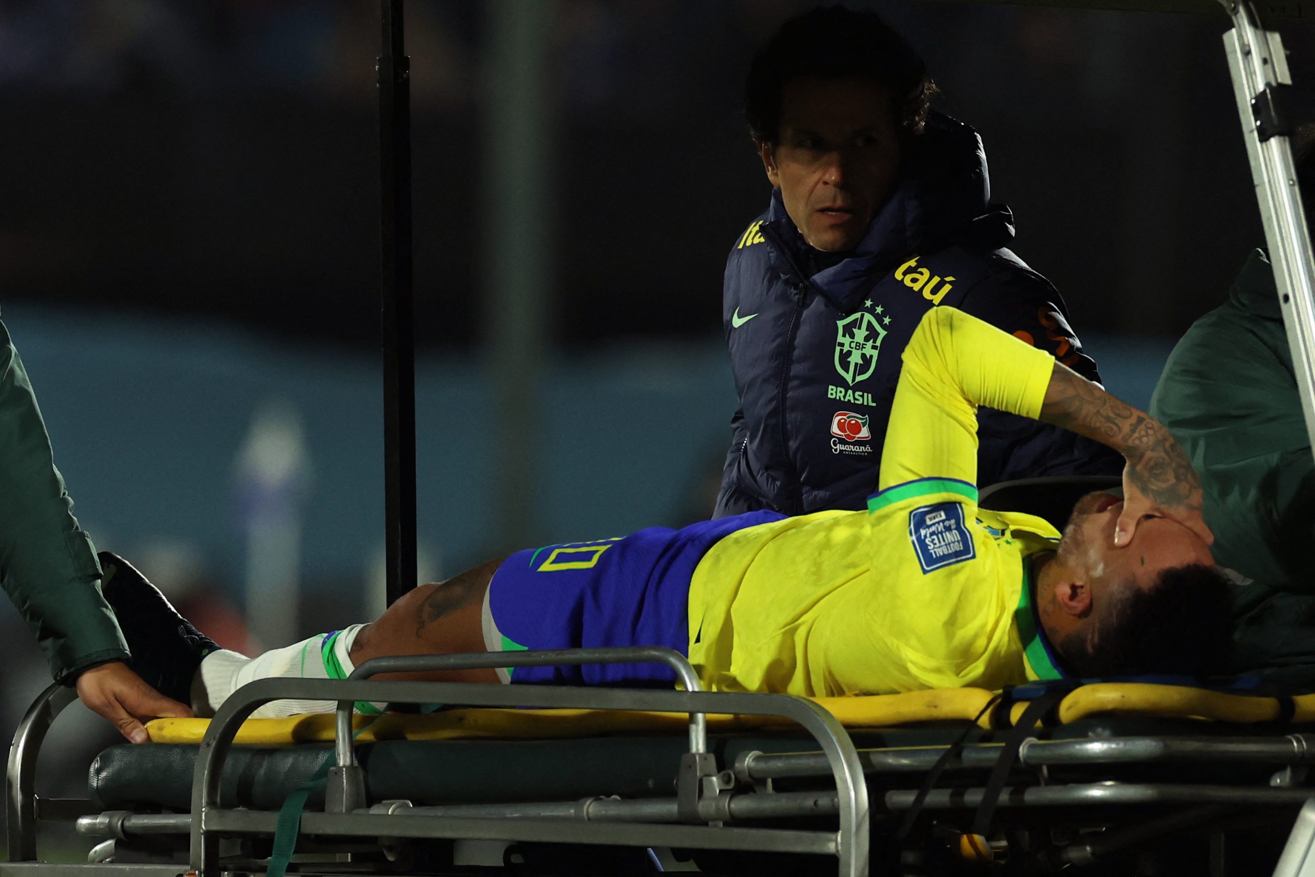 Neymar deixou gramado com fortes dores no joelho esquerdo (Pablo Porciuncula/AFP via Getty Images)