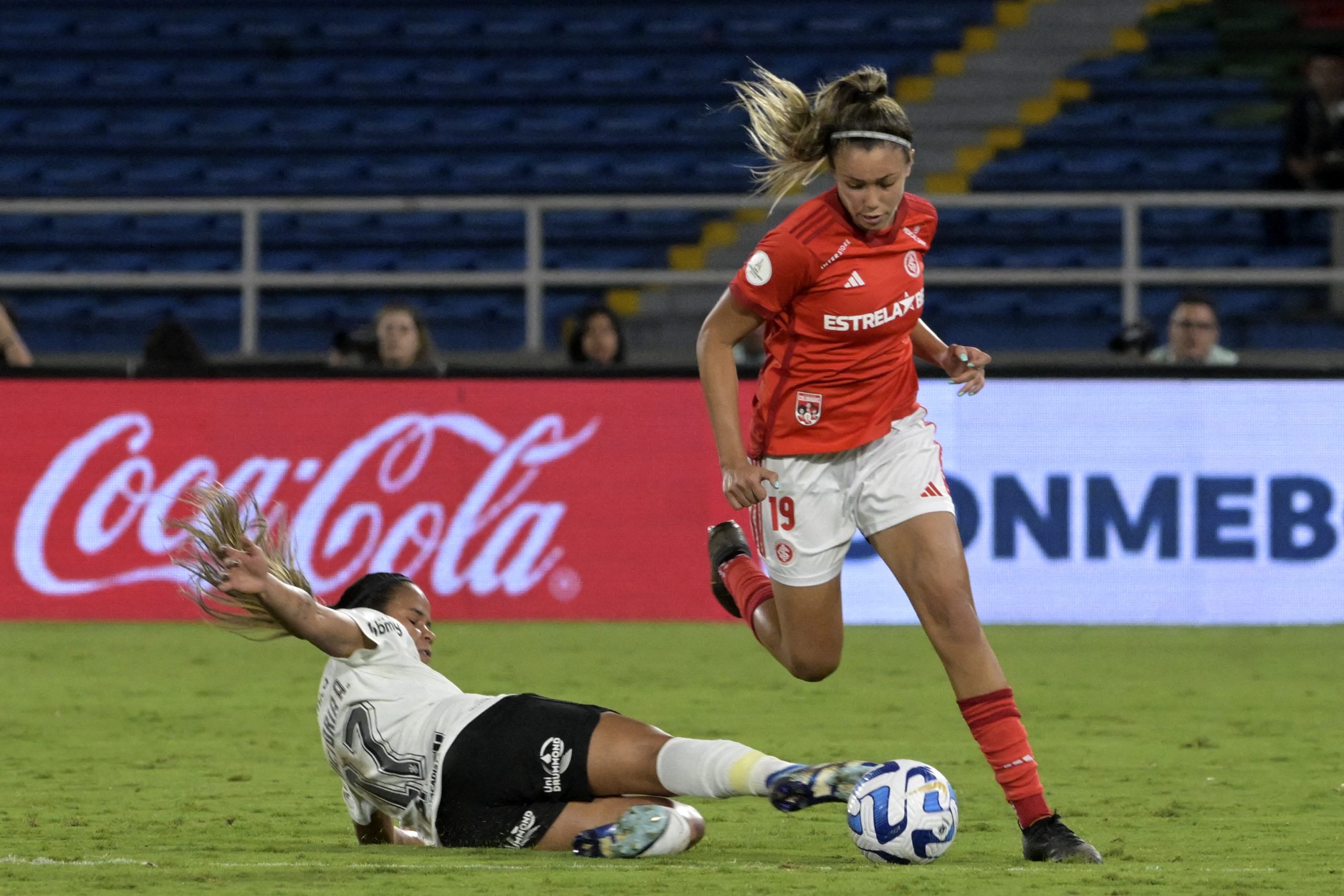 Atacante Priscila do Internacional na partida contra o Corinthians, pela Copa Libertadores Feminina - (Foto: de JOAQUIN SARMIENTO/AFP via Getty Images)
