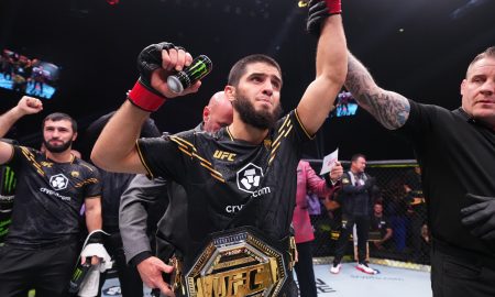 Islam Makhachev com cinturão (Foto: Divulgação/Twitter Oficial UFC)