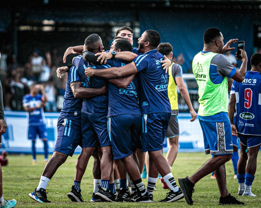 Jogadores comemoram importante resultado (Foto: Vinícius Gentil / Olaria AC)