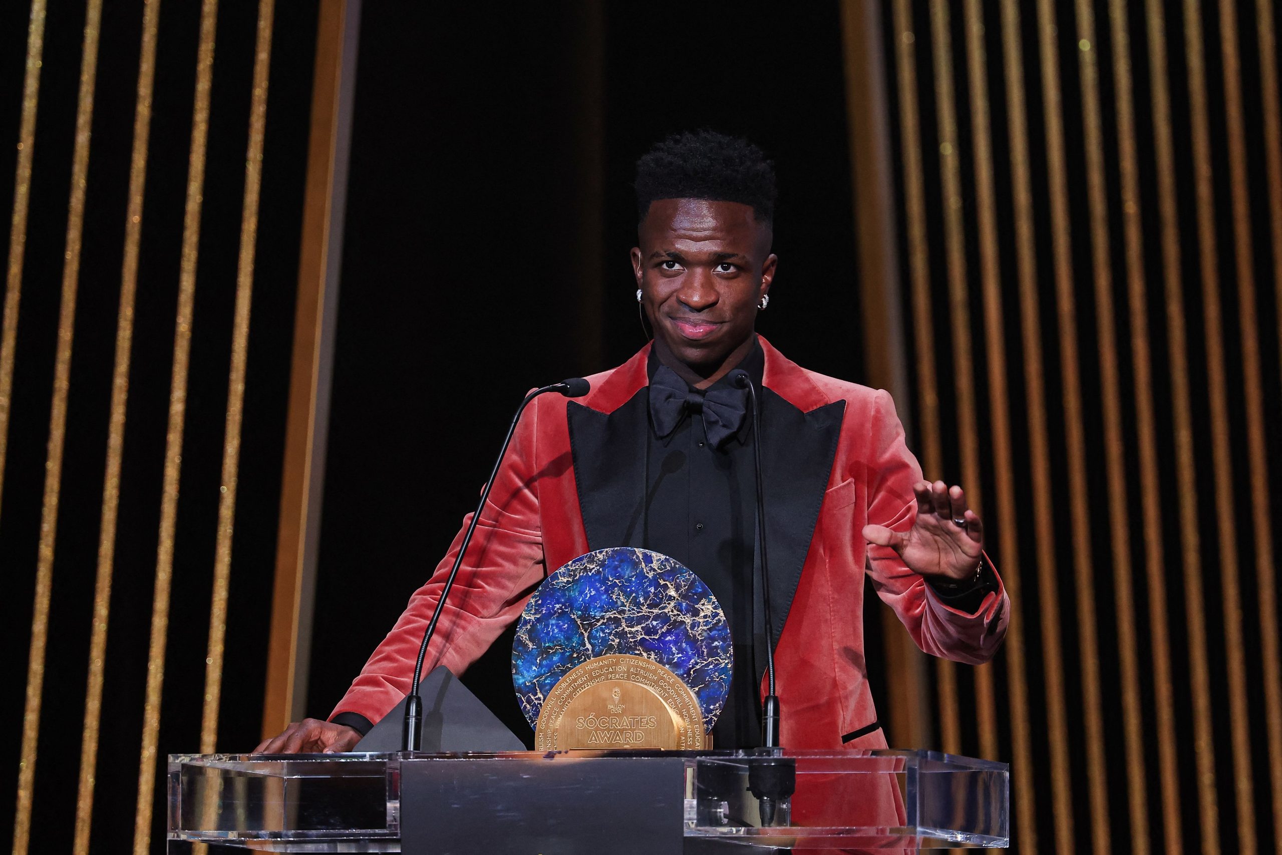 Vini Jr recebeu o troféu Sócrates (Foto: FRANCK FIFE/AFP via Getty Images)