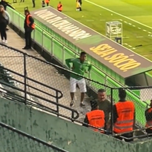 Torcedor do Coritiba faz gestos imitando macaco em direção a torcida do Athletico - Foto: Reprodução