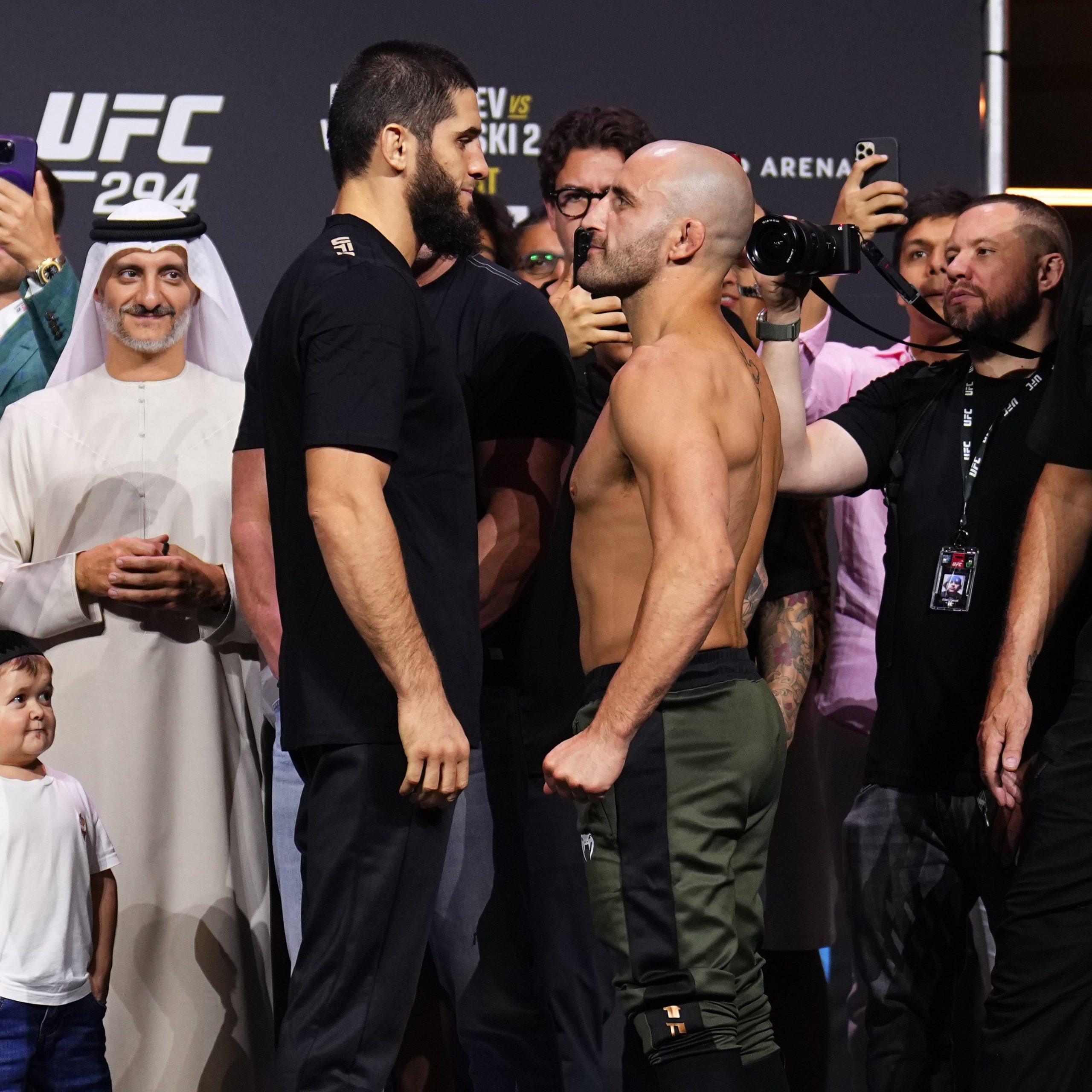 Encarada entre Islam Makhachev e Alexander Volkanovski (Foto: Divulgação/Twitter Oficial UFC)