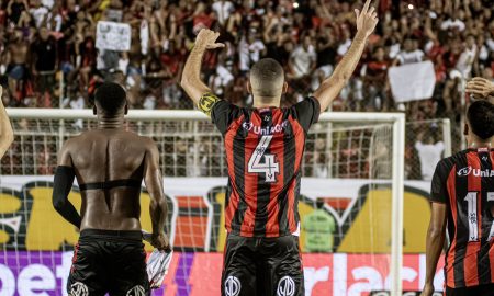 Jogadores do Vitória comemoram com a torcida após vencer o Tombense - Foto: Victor Ferreira/ECVitória