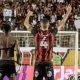 Jogadores do Vitória comemoram com a torcida após vencer o Tombense - Foto: Victor Ferreira/ECVitória