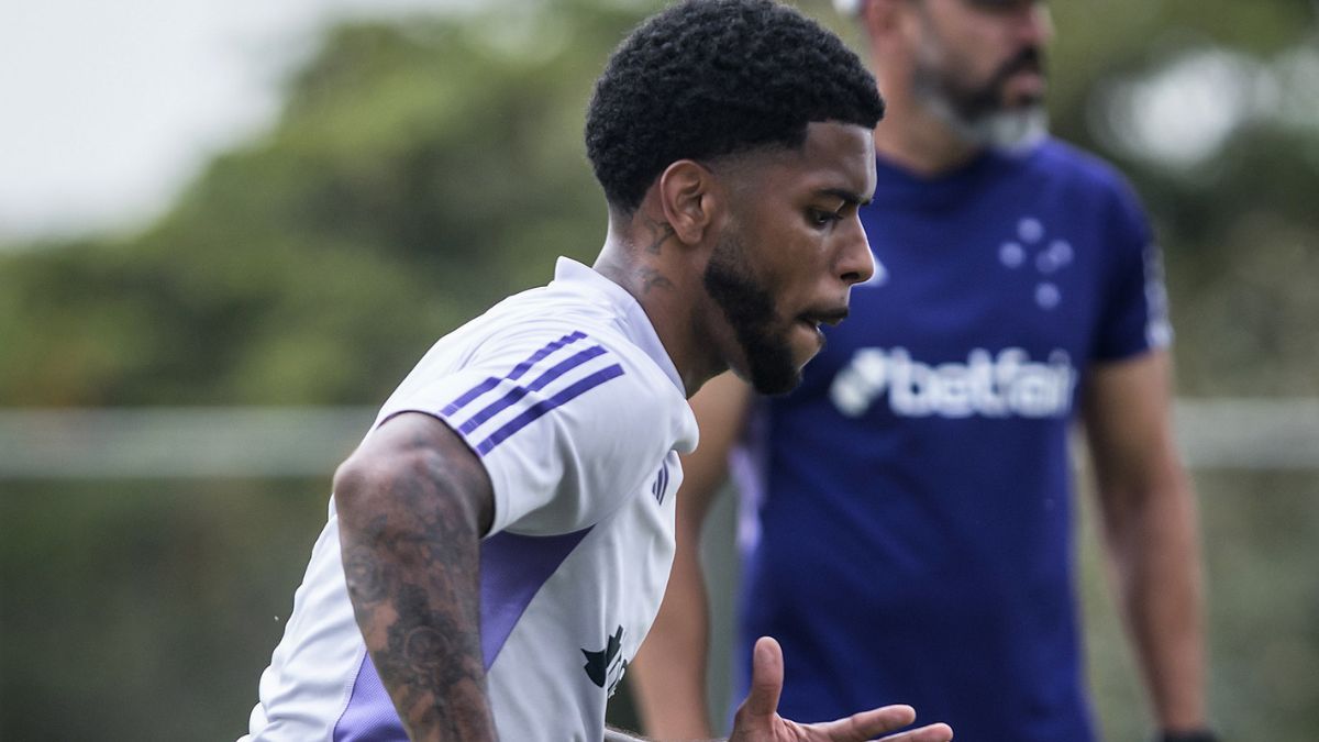 Wesley Gasolina treina com o elenco do Cruzeiro após oito meses fora (Foto: Gustavo Aleixo/Cruzeiro)