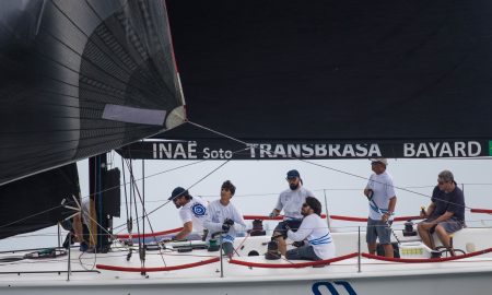 Barco santista em Ilhabela (Foto: Caio Souza)