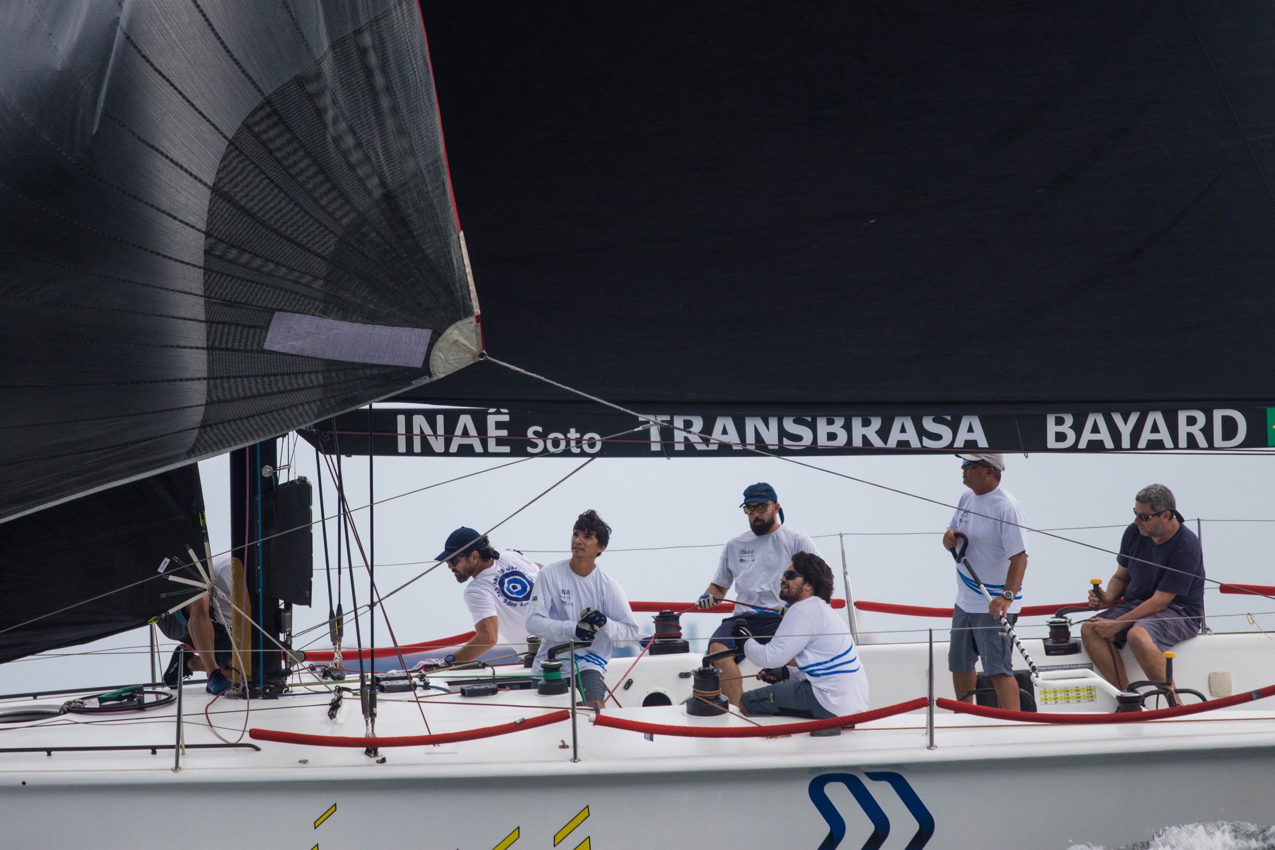 Barco santista em Ilhabela (Foto: Caio Souza)