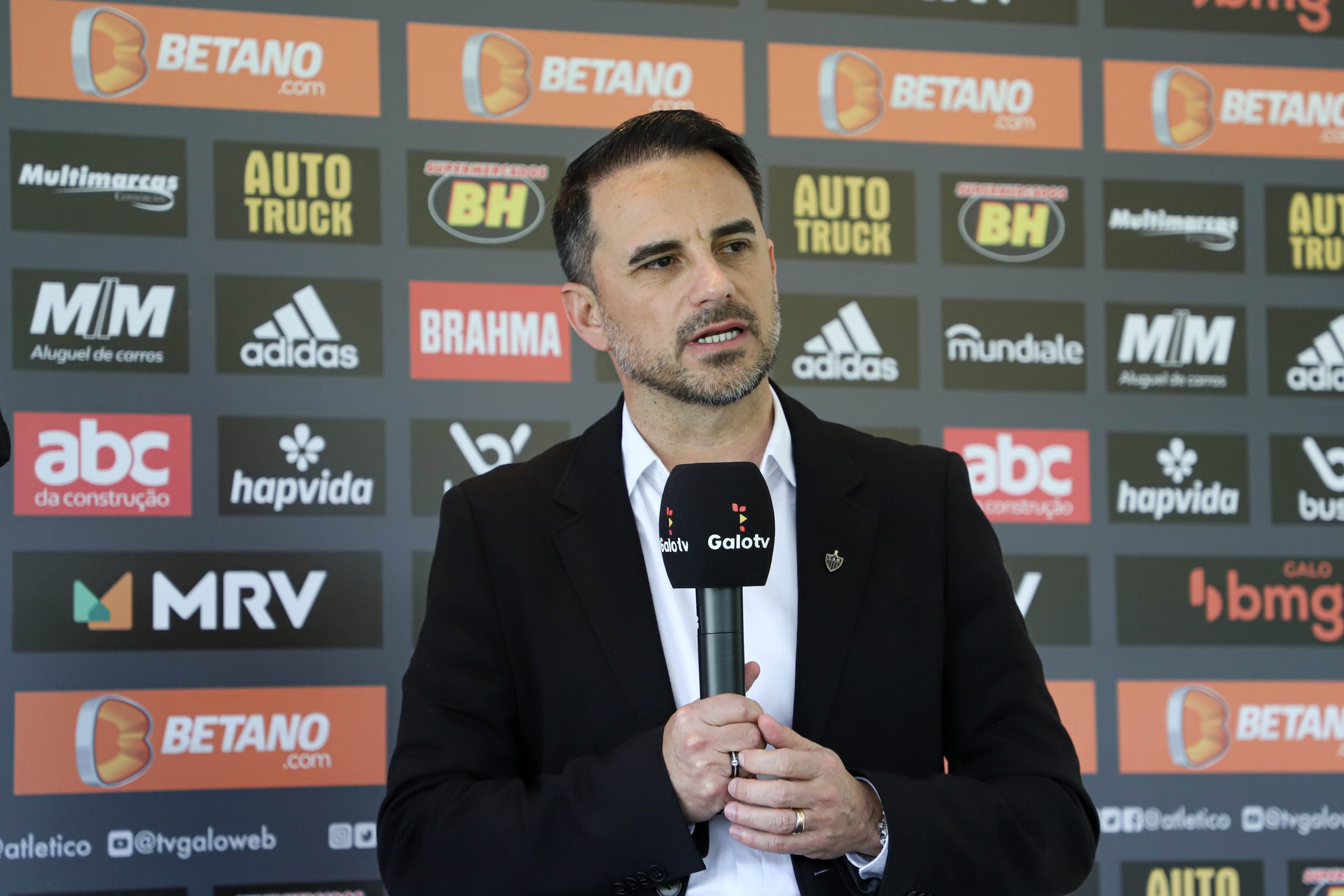 Rodrigo Caetano em coletiva do Atlético-MG (Foto: Bruno Sousa/Atlético)